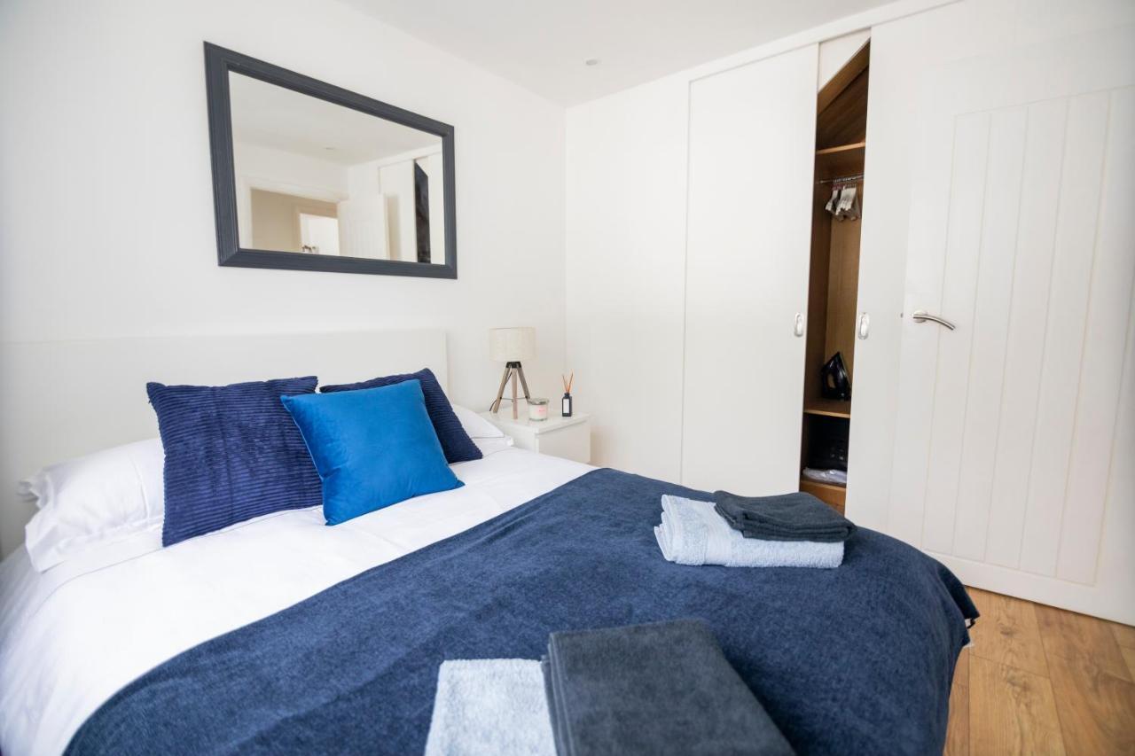 Gorgeous Modern Apartment Near Redhill Station Inc Private Garden & Parking מראה חיצוני תמונה