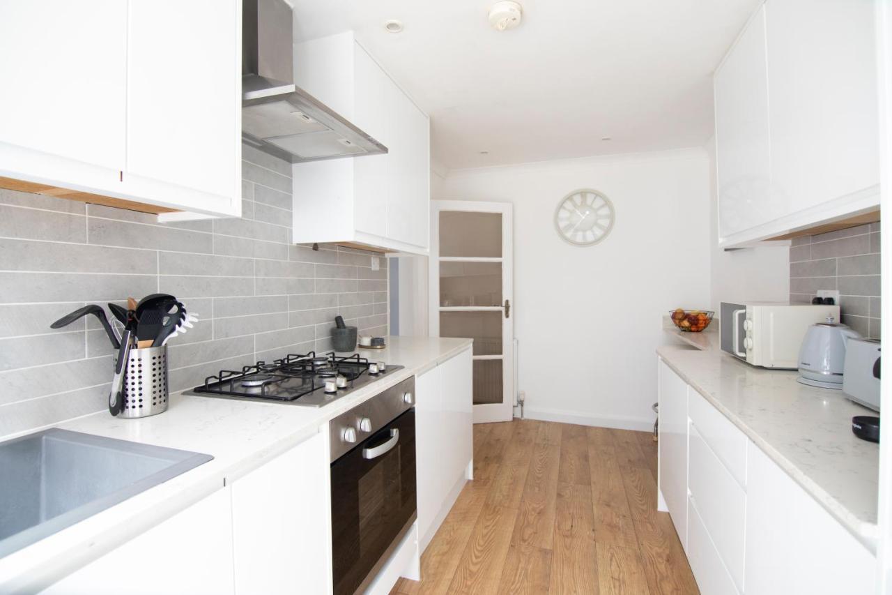 Gorgeous Modern Apartment Near Redhill Station Inc Private Garden & Parking מראה חיצוני תמונה