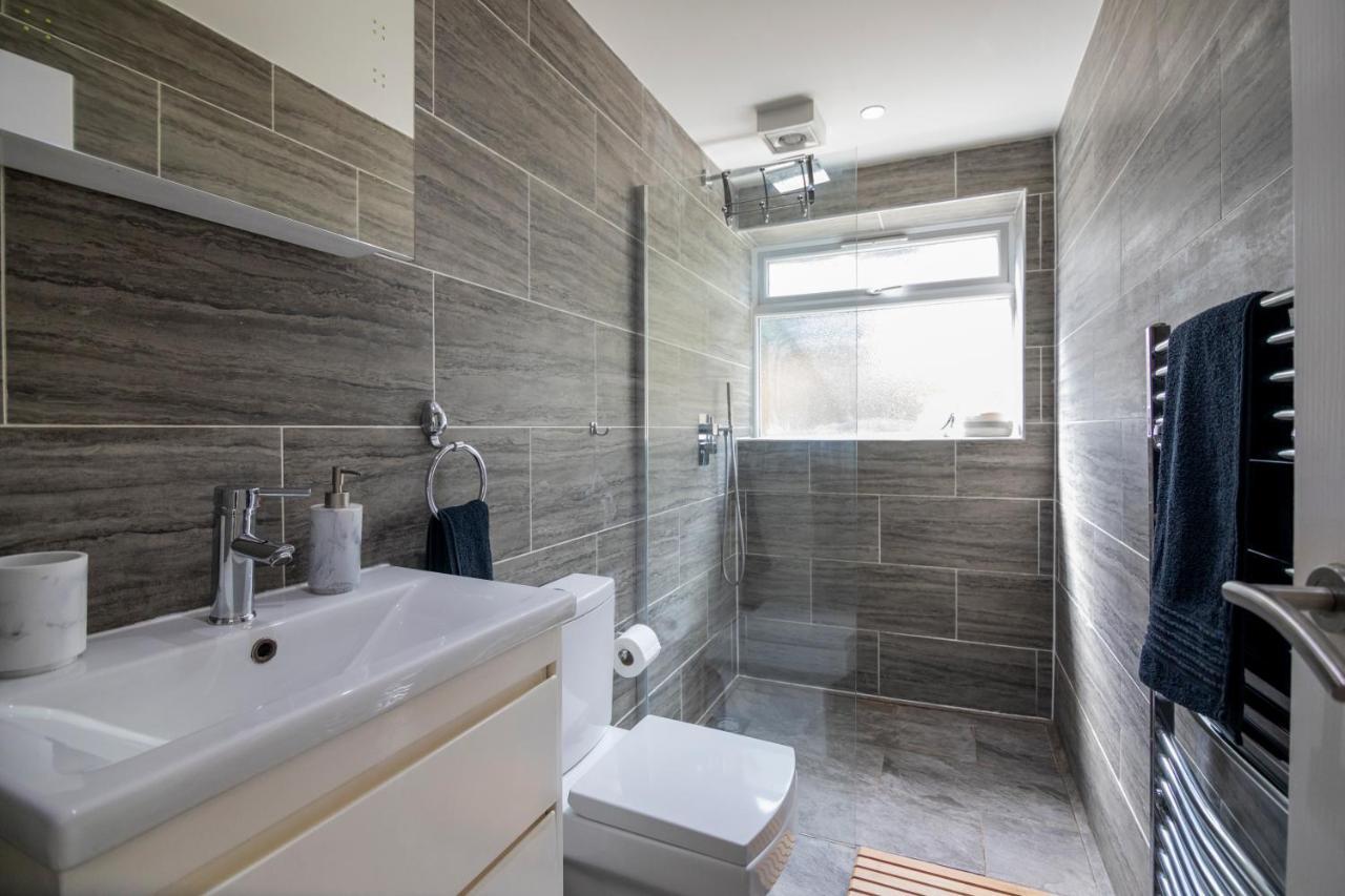 Gorgeous Modern Apartment Near Redhill Station Inc Private Garden & Parking מראה חיצוני תמונה