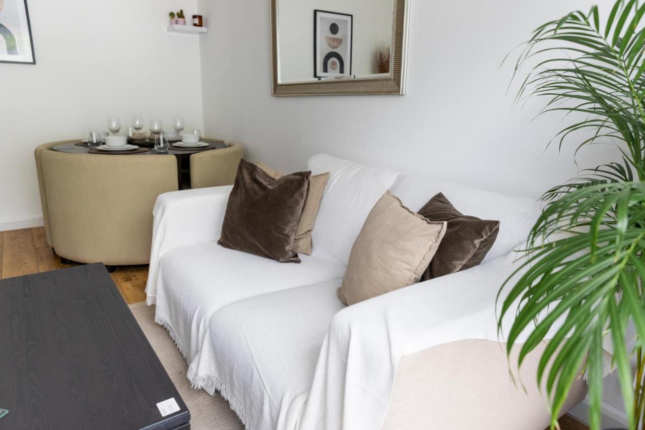 Gorgeous Modern Apartment Near Redhill Station Inc Private Garden & Parking מראה חיצוני תמונה